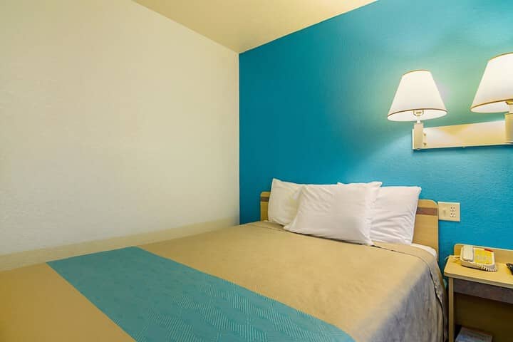 Room 17 of 33