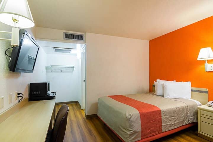 Room 9 of 33